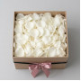 Лепестки белых роз фото 2